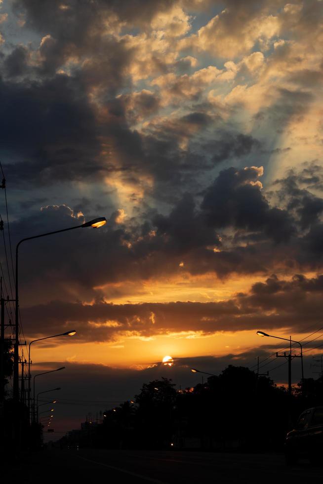 alba nuvolosa su una strada buia. foto