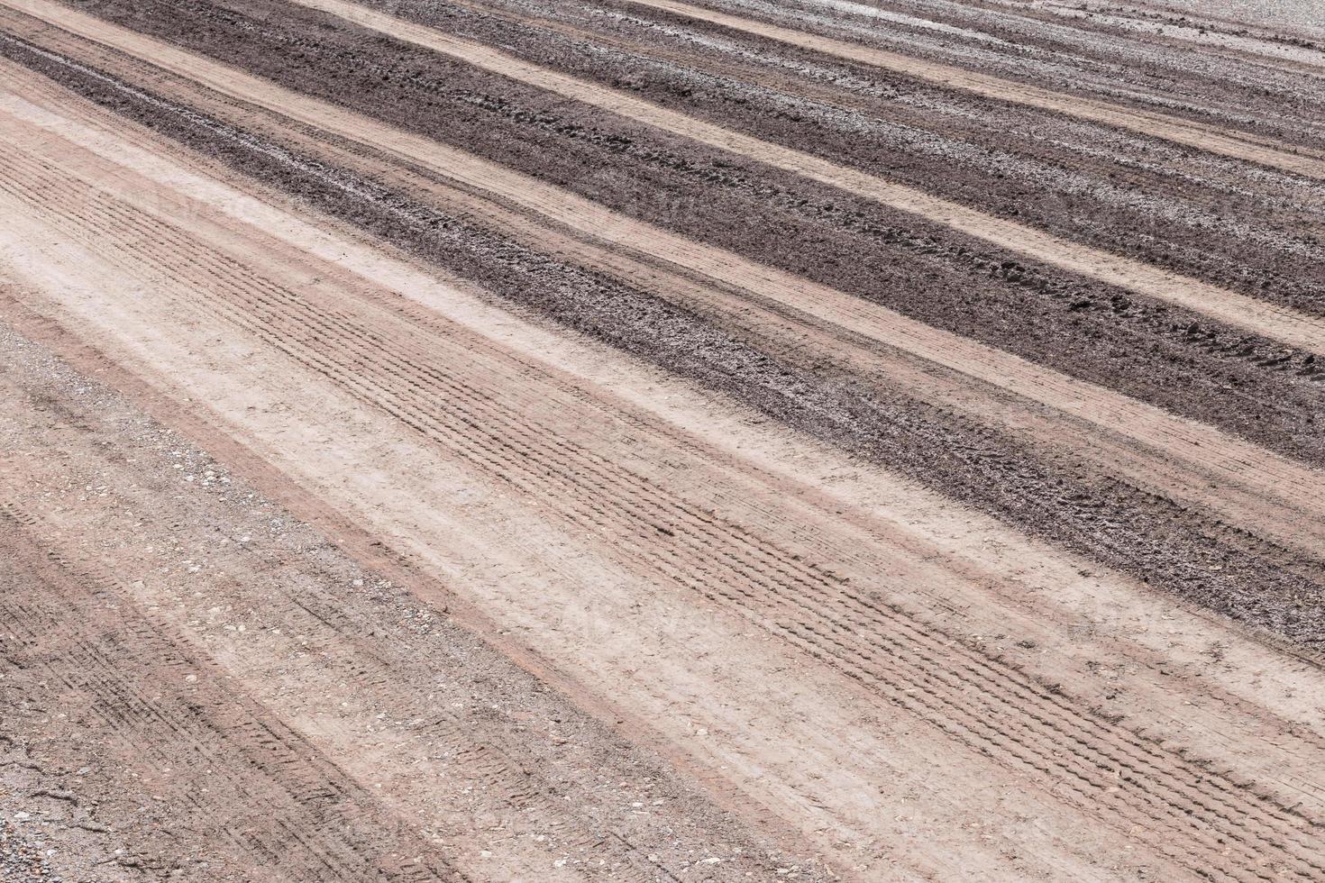 la superficie traccia le ruote sulla strada sterrata. foto