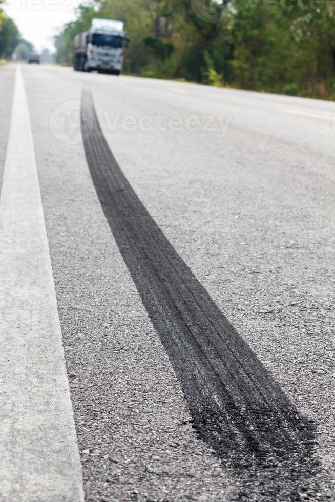 traccia la sfocatura del camion della ruota del freno. foto