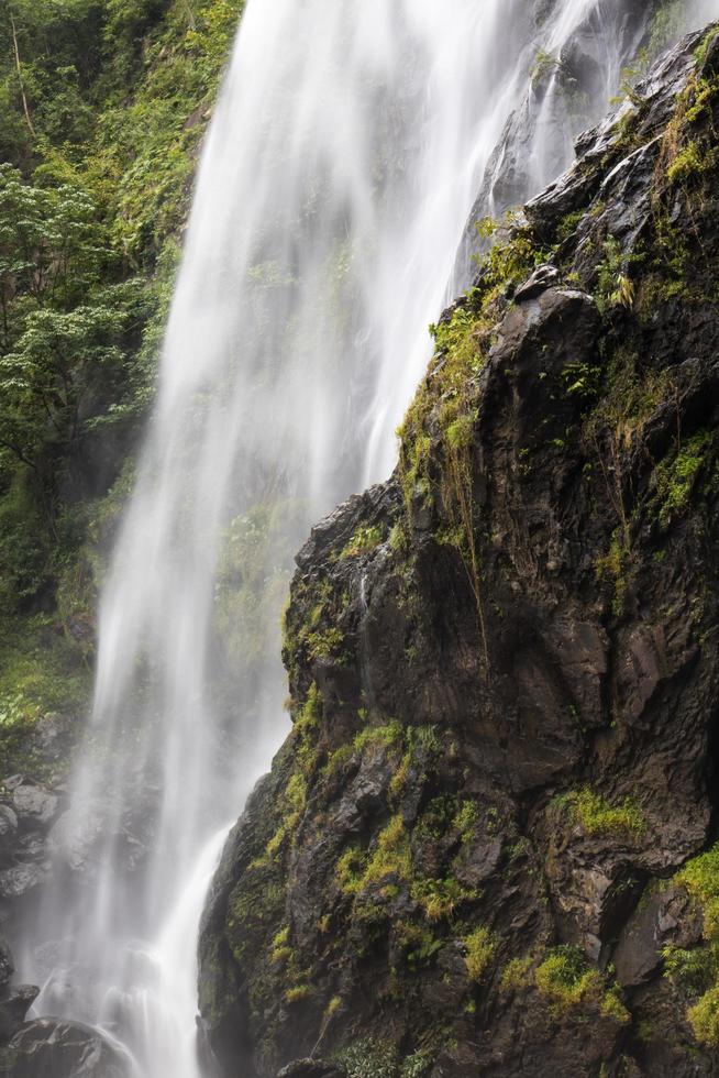 chiudere le rocce della cascata. foto