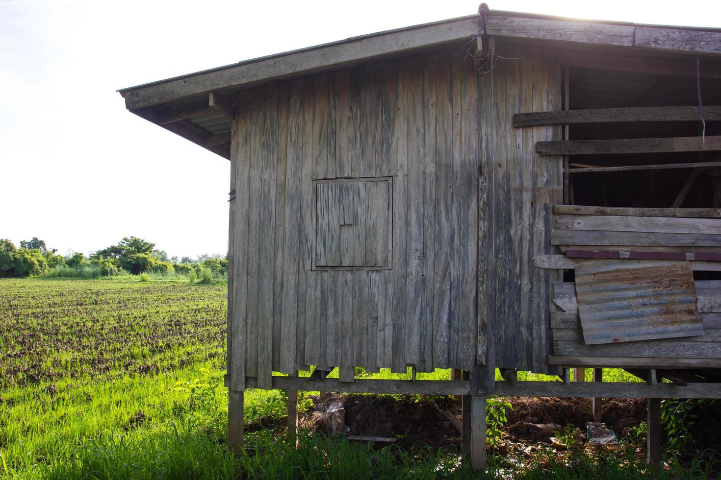 vicino a una vecchia casa di legno. foto