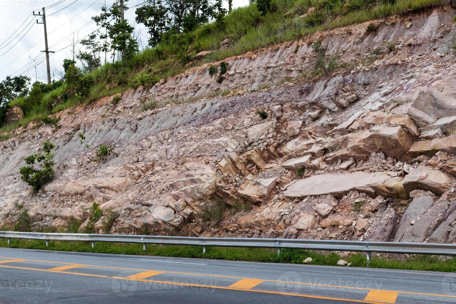 scogliere rocciose con strade asfaltate. foto