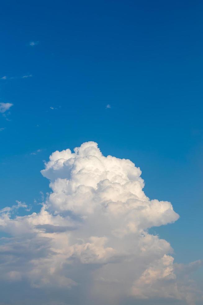 visualizzare le nuvole bianche astratte su un cielo blu. foto