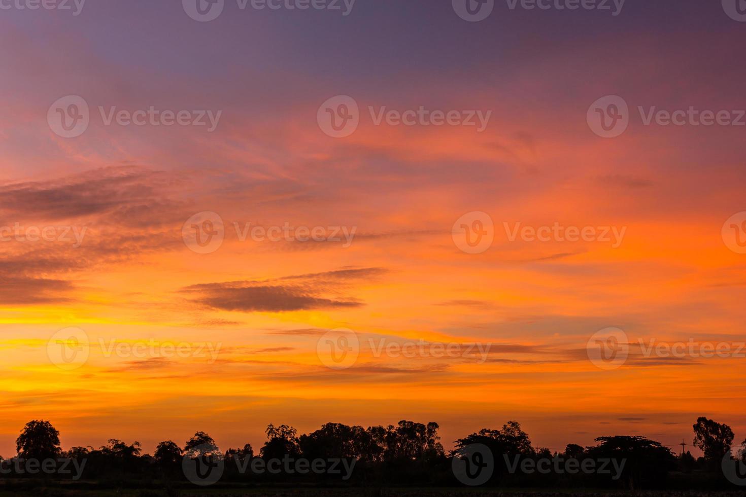 giallo arancio cielo prima dell'alba. foto