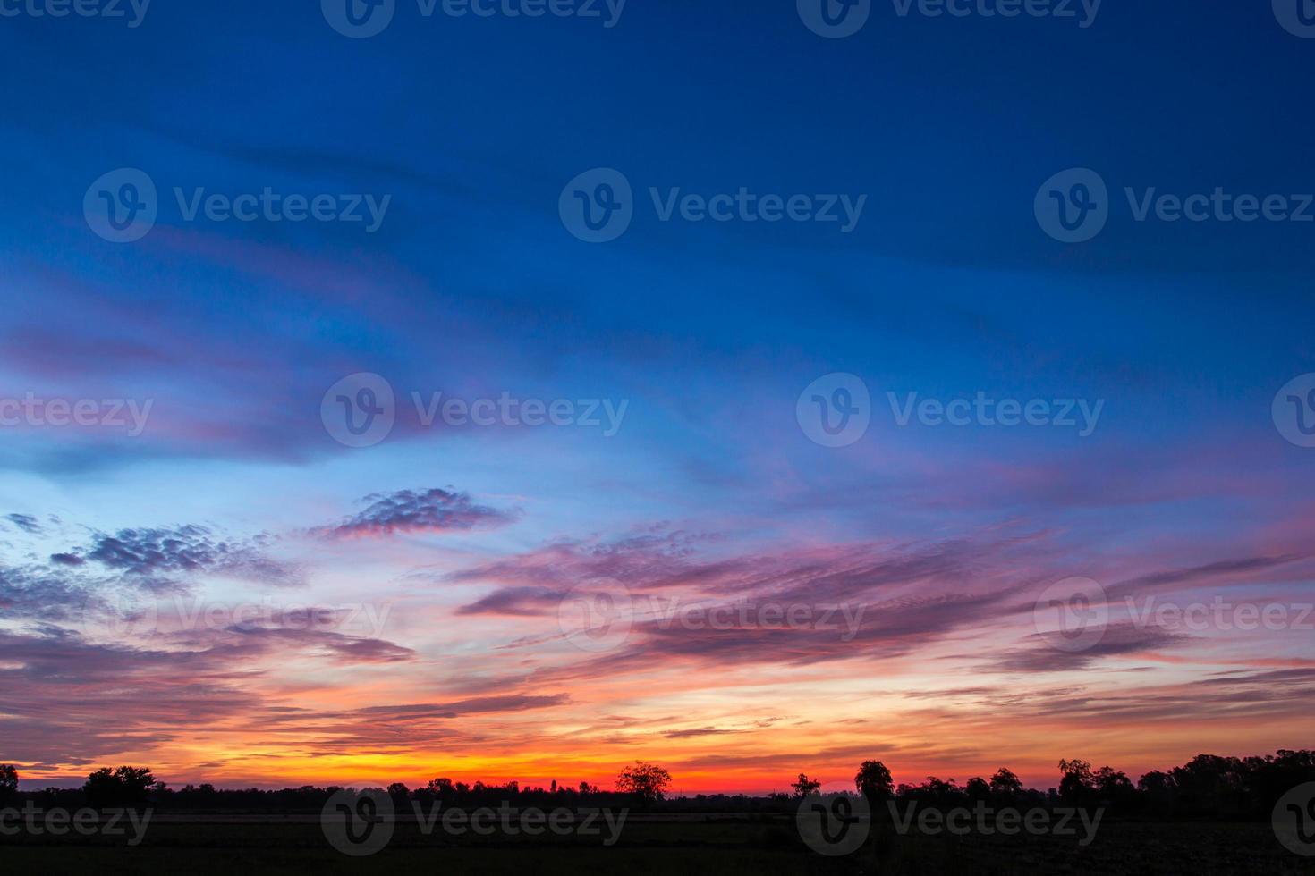 campagna colorata del cielo dell'alba. foto