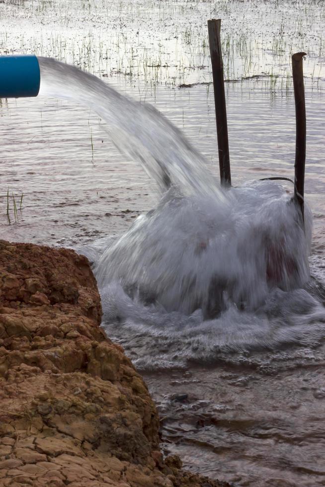 tubo di deflusso dell'acqua nell'inondazione. foto