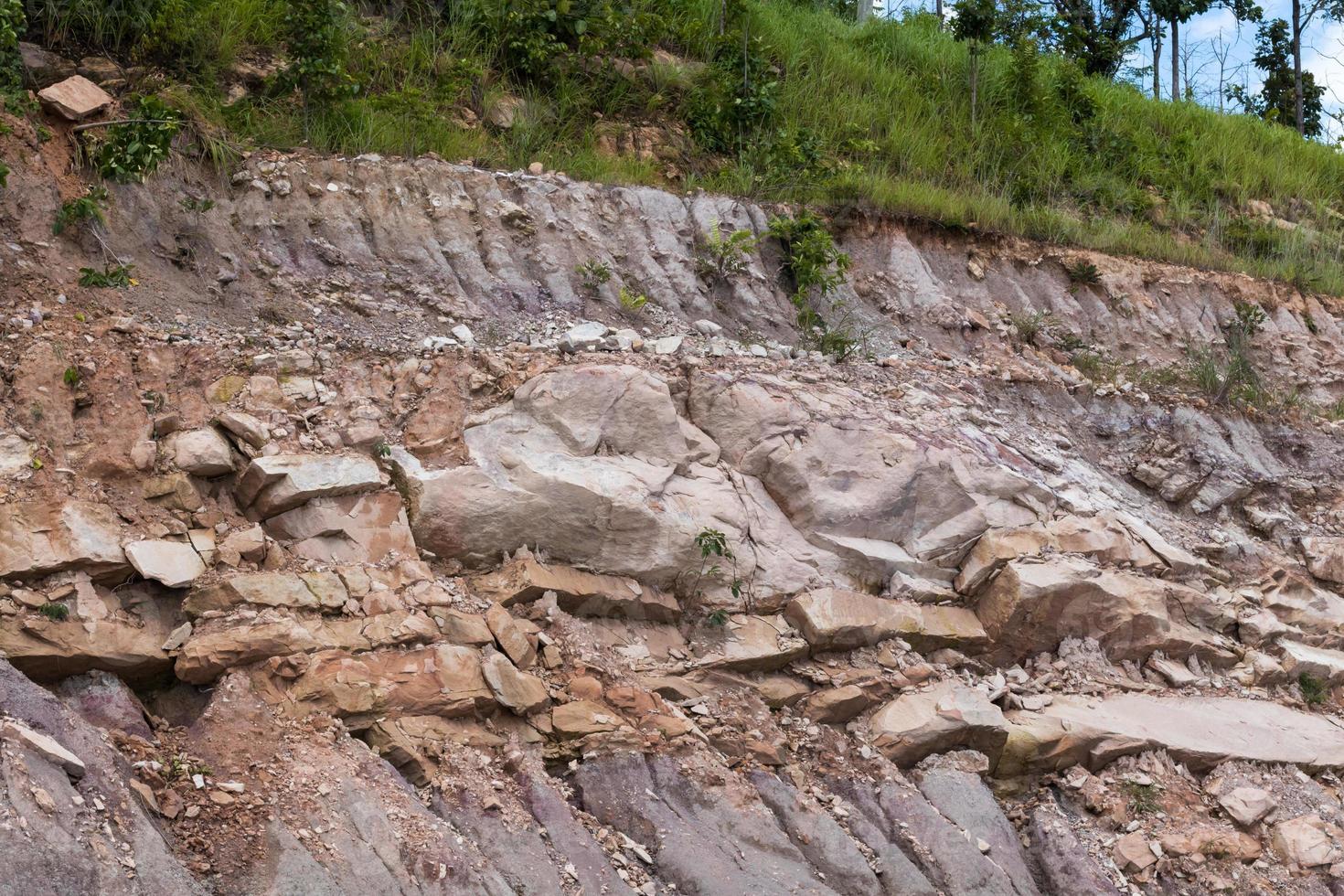 scogliera di roccia con strada. foto