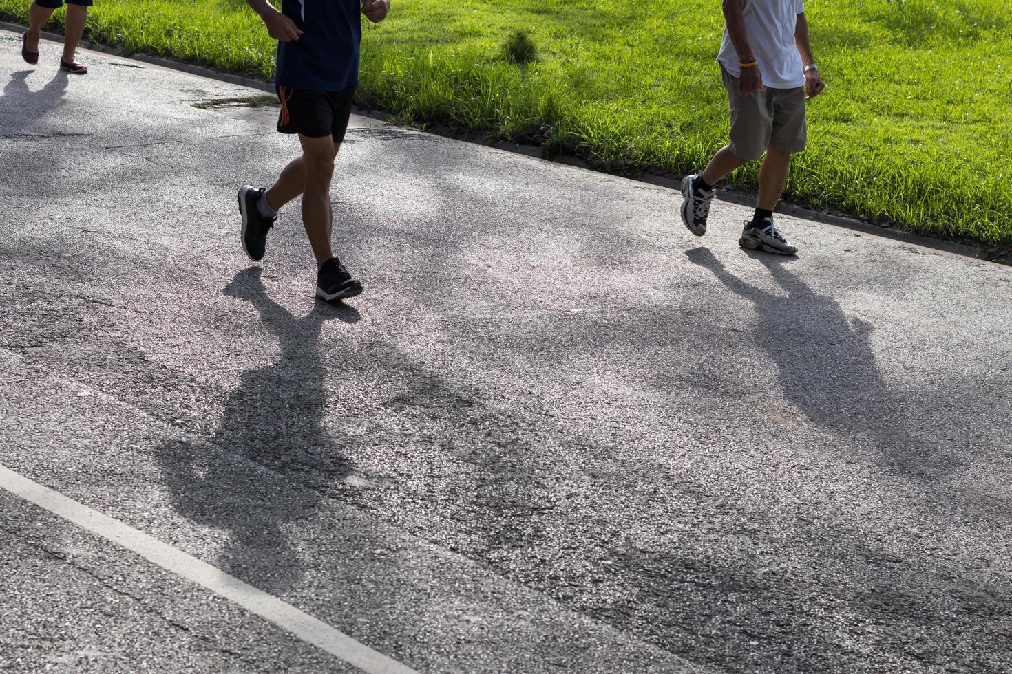 persone ombra che corrono per strada. foto