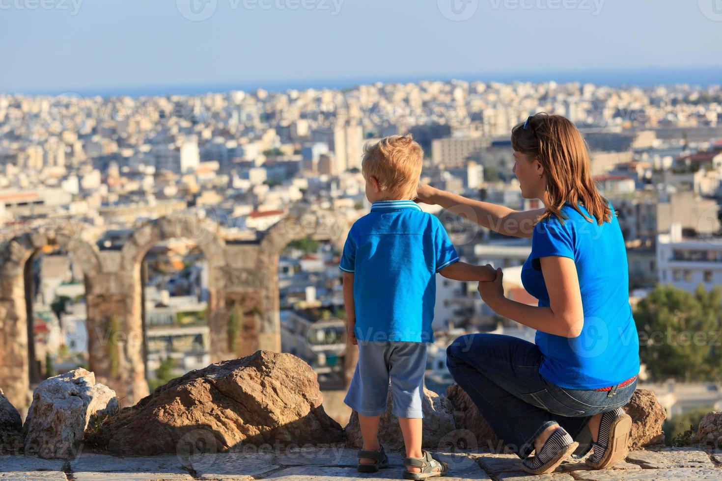 famiglia guardando ad Atene, in Grecia foto