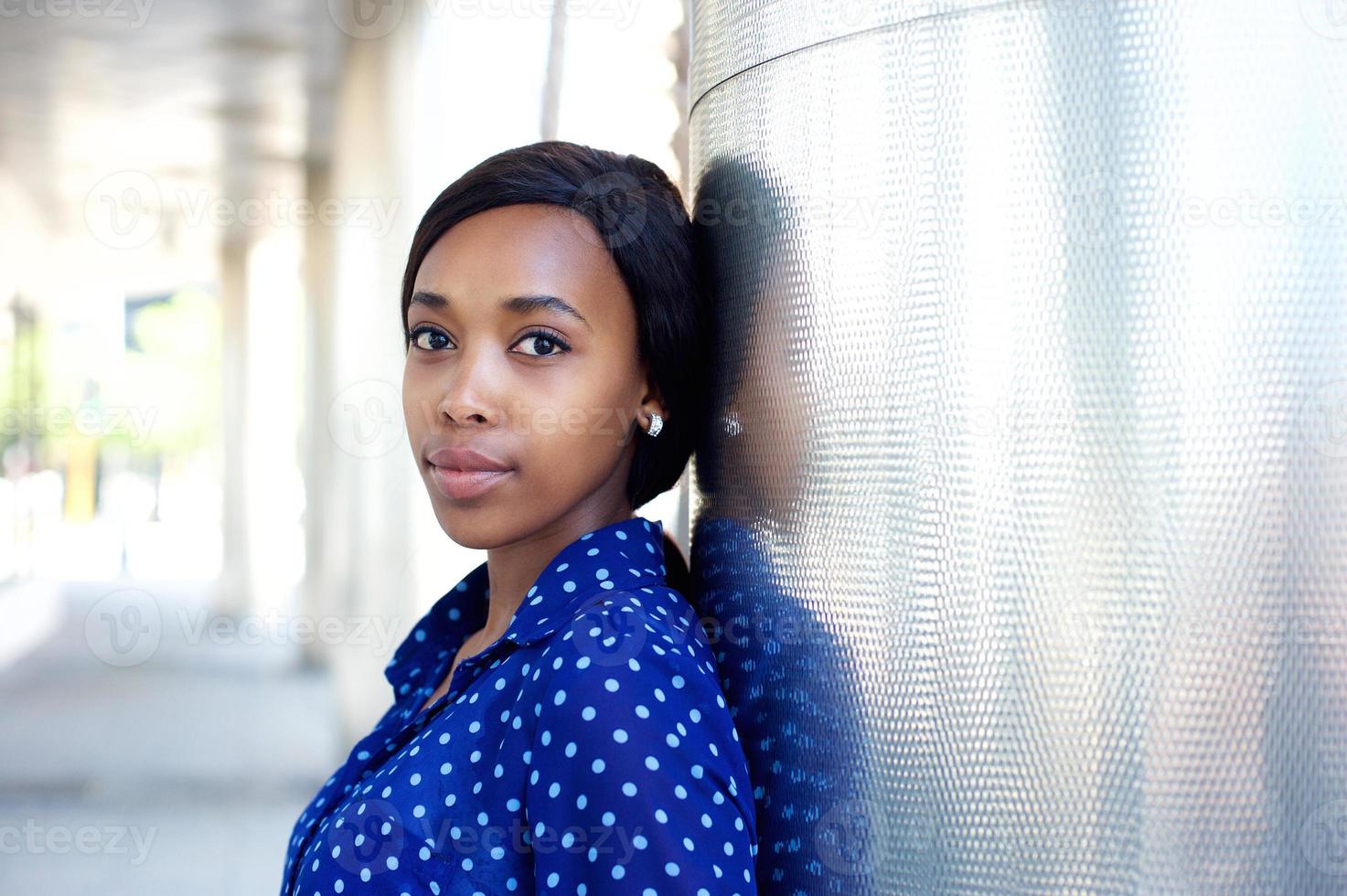 giovane donna d'affari in america africana in camicia blu foto