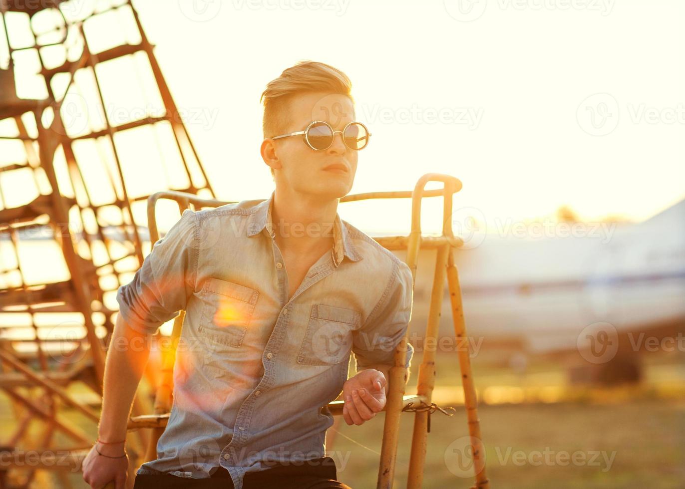 moda uomo in aeroporto al tramonto foto
