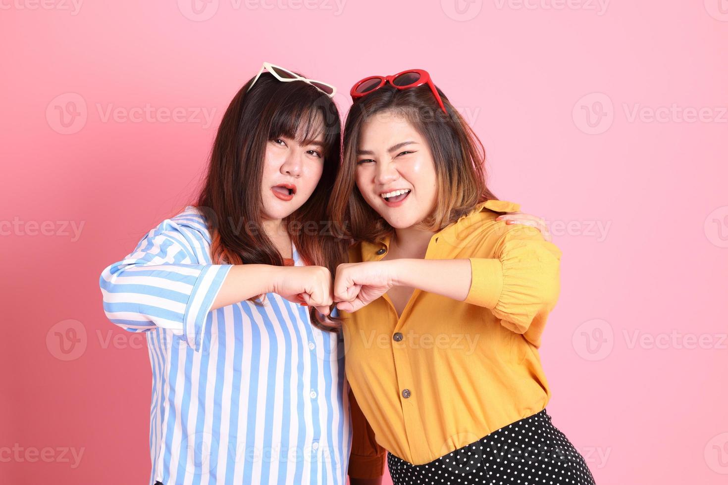 felici amici asiatici foto