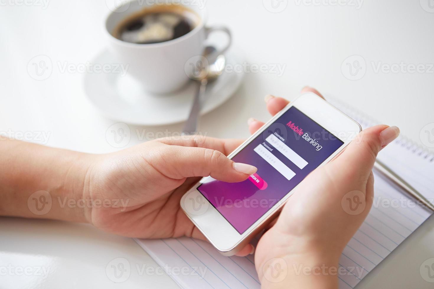 mani femminili usando il mobile banking foto