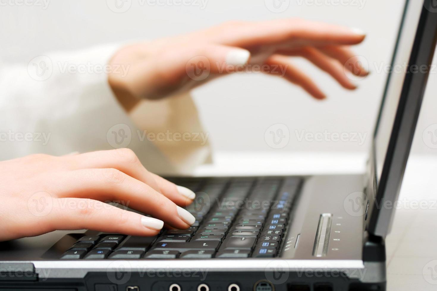 mani femminili che lavorano al computer portatile foto