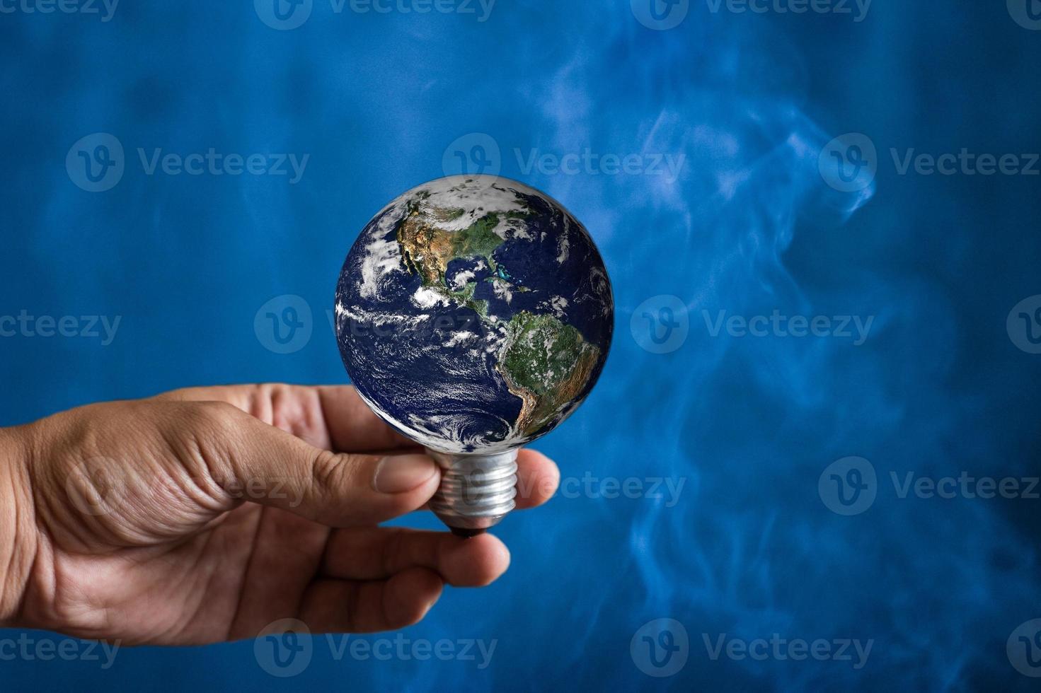 lampadina del mondo in mano, uomo che tiene la terra blu, salva i concetti della terra. elementi di questa immagine forniti dalla nasa foto