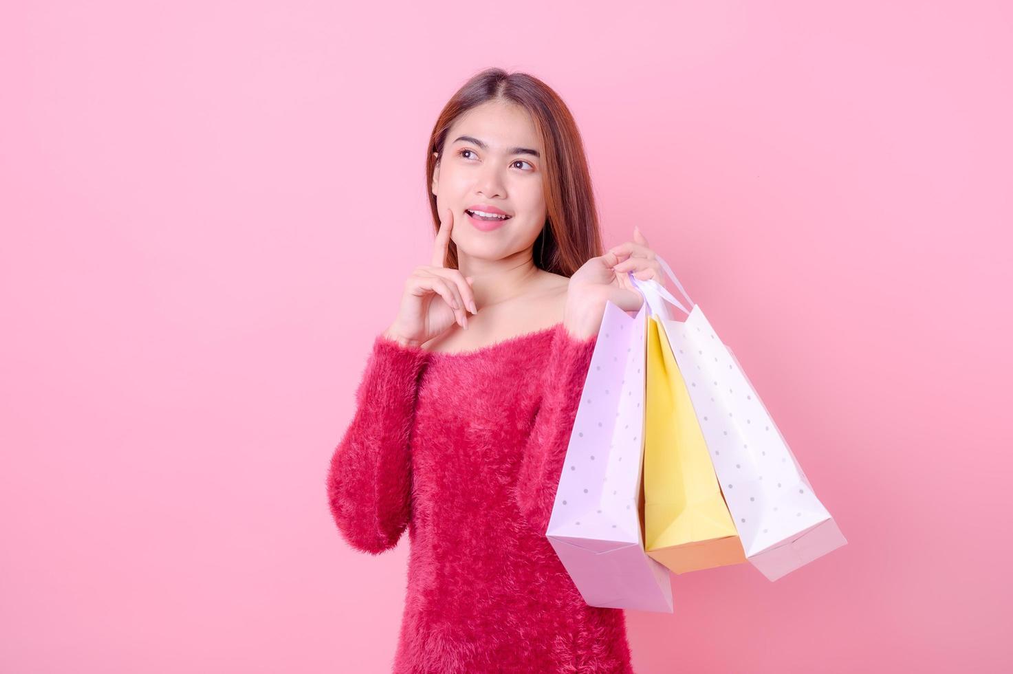 le belle donne asiatiche sono felici quando pensano di acquistare i prodotti che desiderano durante una promozione scontata foto