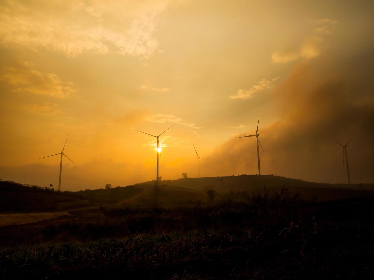 molte turbine eoliche sono dislocate sulla collina per generare energia pulita, inviata all'uso in città foto