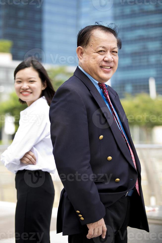 uomo d'affari asiatico e giovane ritratto femminile foto