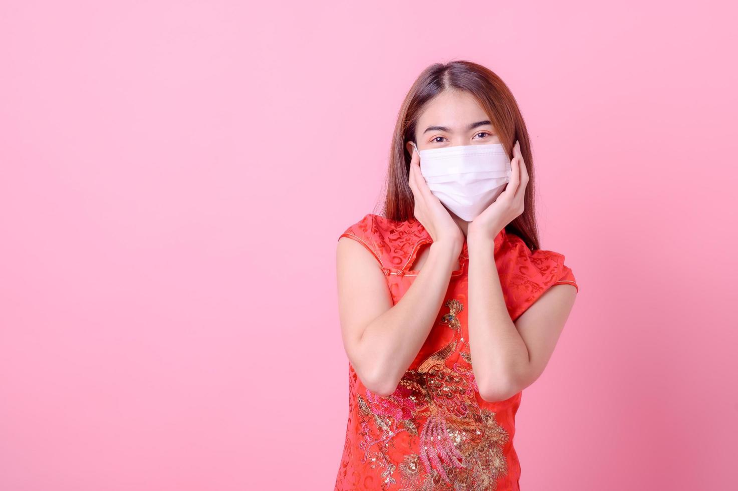 le belle giovani donne cinesi usano maschere per proteggersi dall'inquinamento da polvere e dalle infezioni da virus nell'aria foto