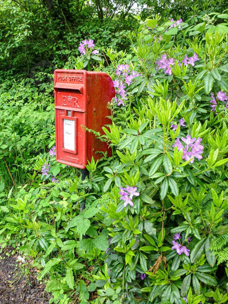 cassetta delle lettere rossa nel paesaggio foto