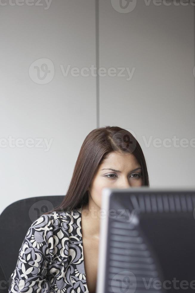 dirigente femminile che utilizza computer all'ufficio foto