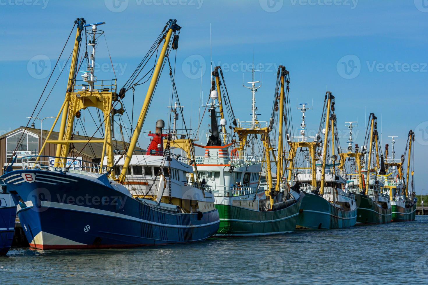 grandi barche da pesca nel porto foto