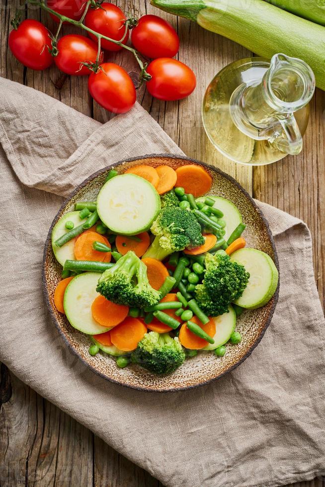 mix di verdure lessate, verdure al vapore per dieta dietetica ipocalorica. broccoli foto