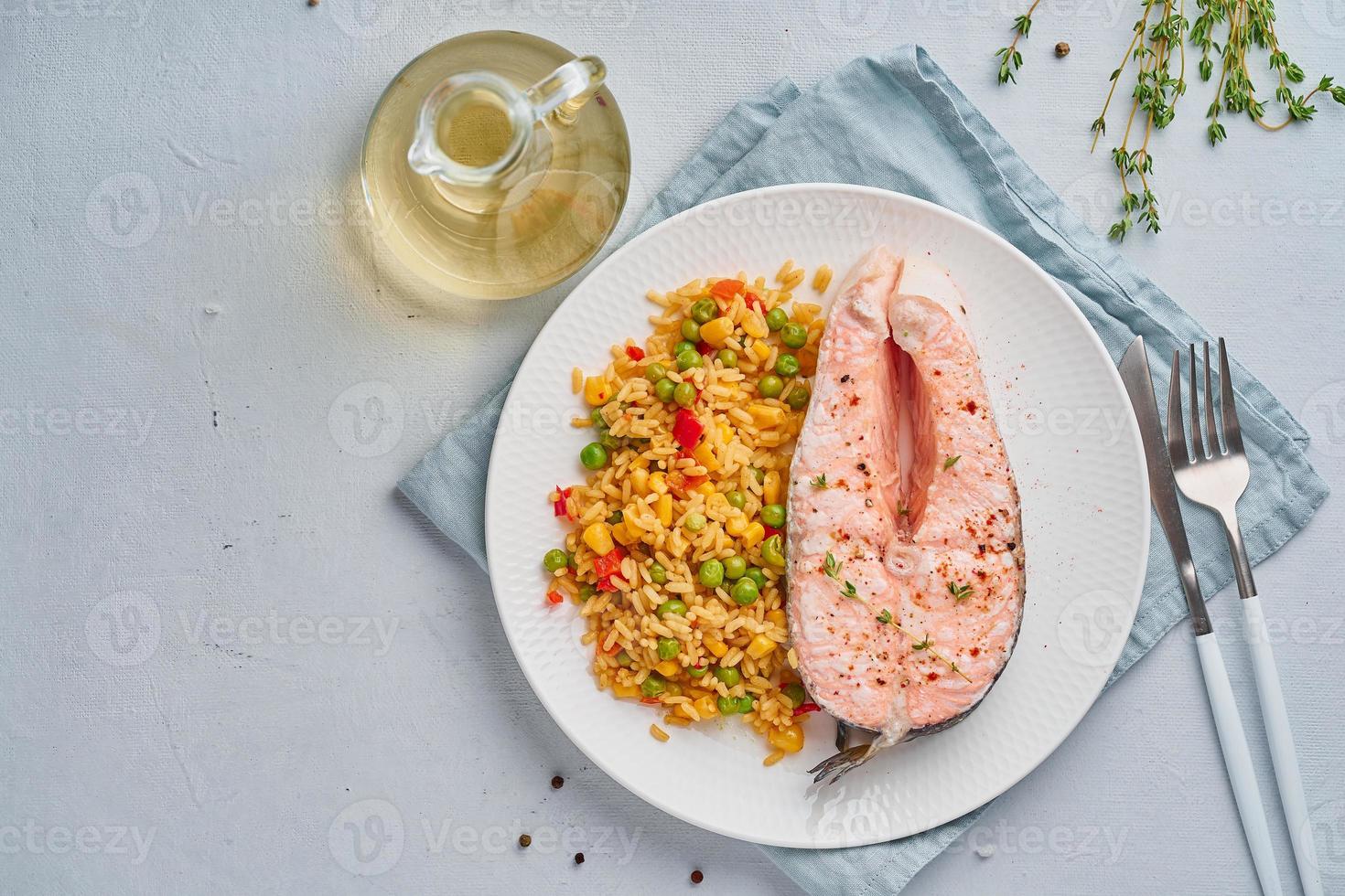 due bistecche di salmone, vista dall'alto, copia spazio. filetto di pesce, affettati grandi foto