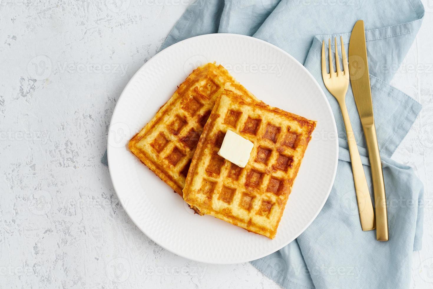 chaffle, cibo salutare per la dieta chetogenica. keto waffle fatti in casa con uova, mozzarella. senza glutine e senza carboidrati. sfondo bianco. foto