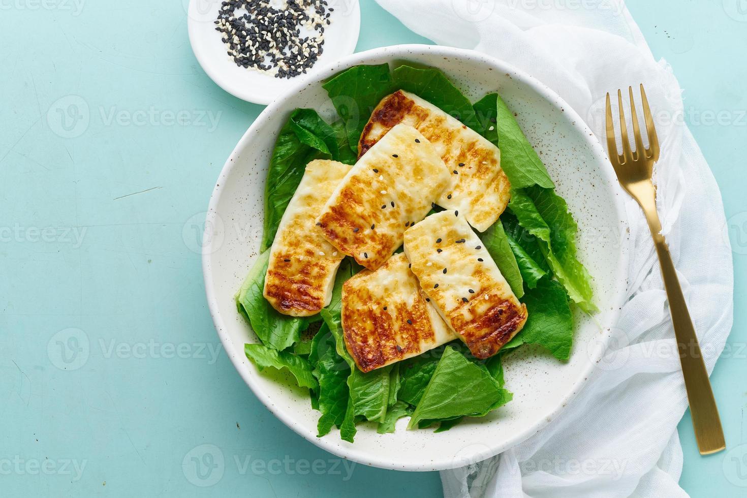 dieta chetogenica haloumi con lattuga su sfondo pastello primo piano spazio copia vista dall'alto foto