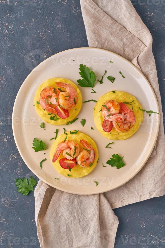 polenta di gamberi - fodmap dash diet piatto senza glutine, vista dall'alto primo piano, verticale foto