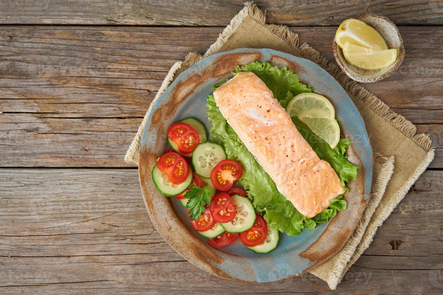 salmone e verdure al vapore, paleo, cheto, dieta fodmap. copia spazio, vista dall'alto foto