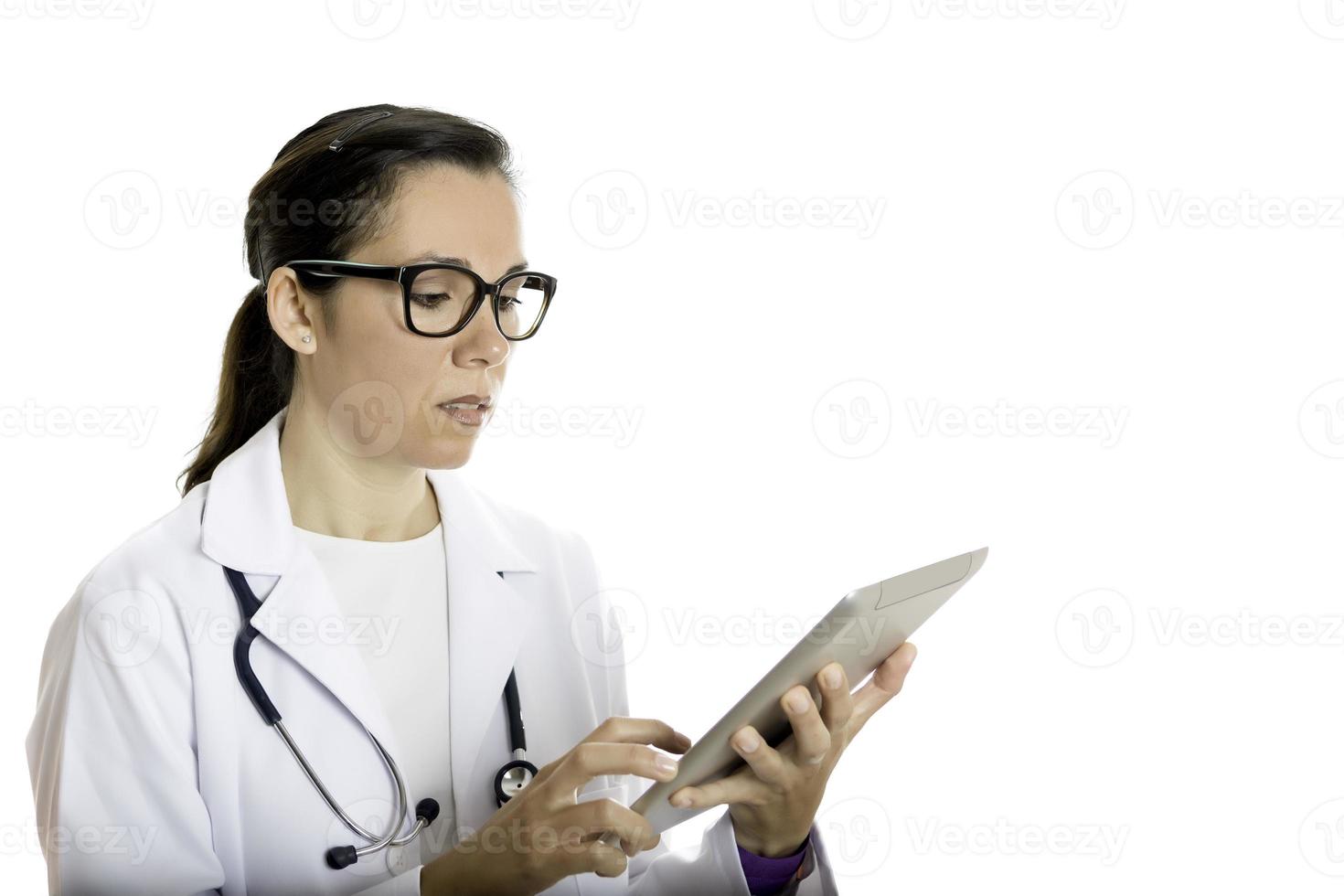 giovane dottoressa usando un tablet foto
