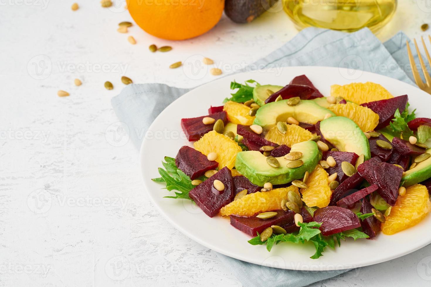 insalata vegana con cagliata di barbabietola, avocado, arancia, feta, ricotta e semi di zucca, chetochetogenica foto