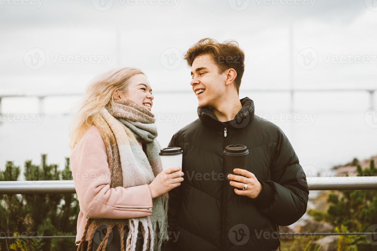 concetto di amore adolescenziale. ragazzo bruna carino giovane ragazza bionda foto