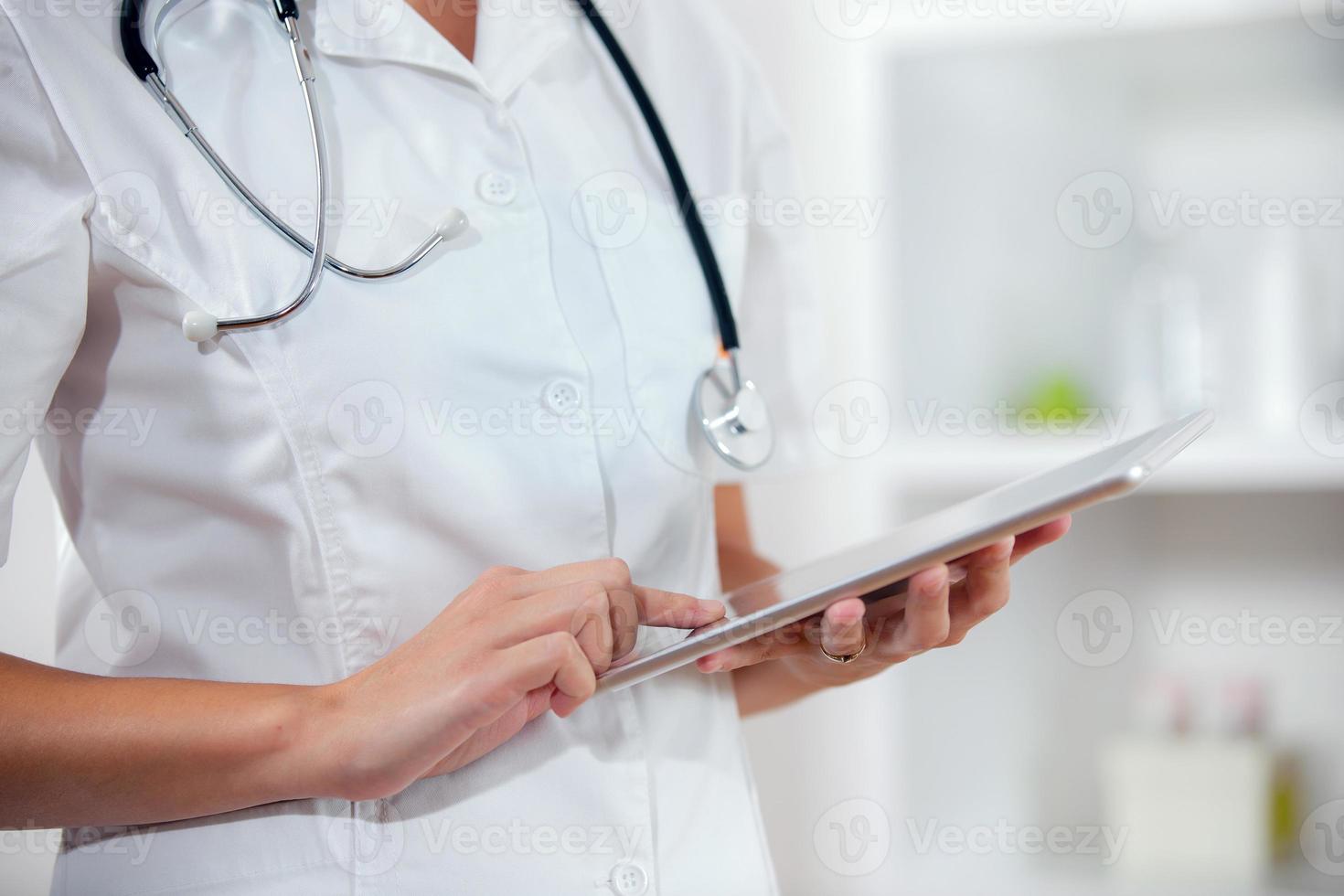 dottoressa utilizzando la tavoletta digitale in ospedale foto