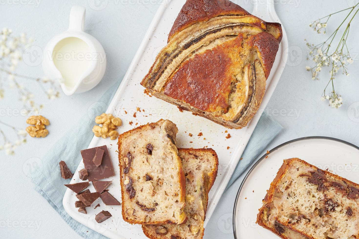 Pane alla banana. torta a fette con banana, cioccolato, noci. cucina tradizionale americana foto