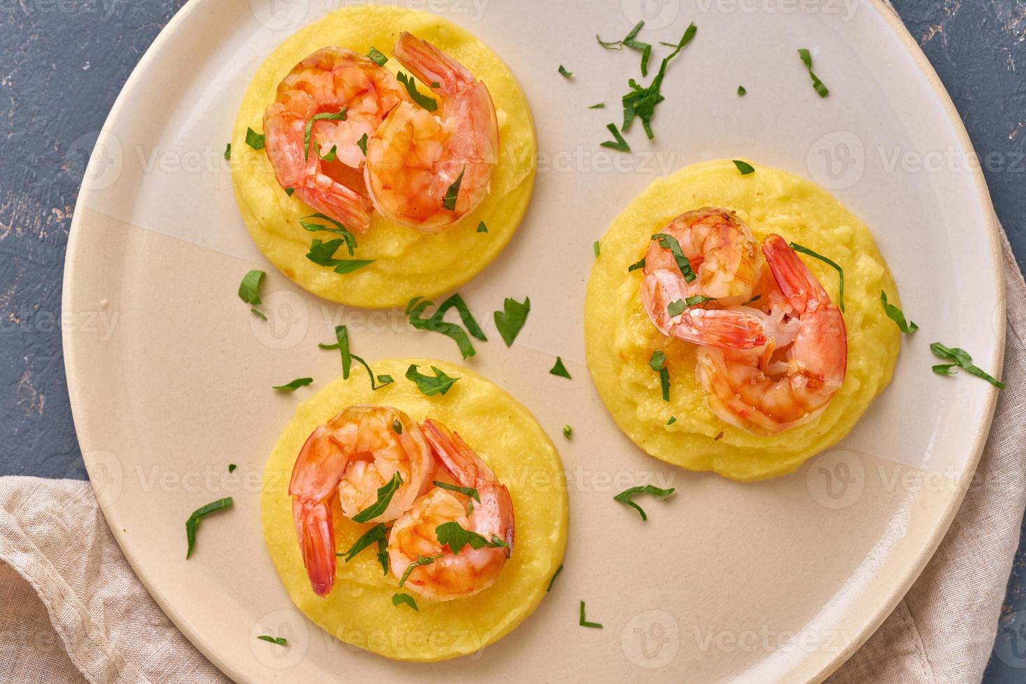 polenta di gamberi - piatto senza glutine di dieta fodmap dash, primo piano vista dall'alto foto