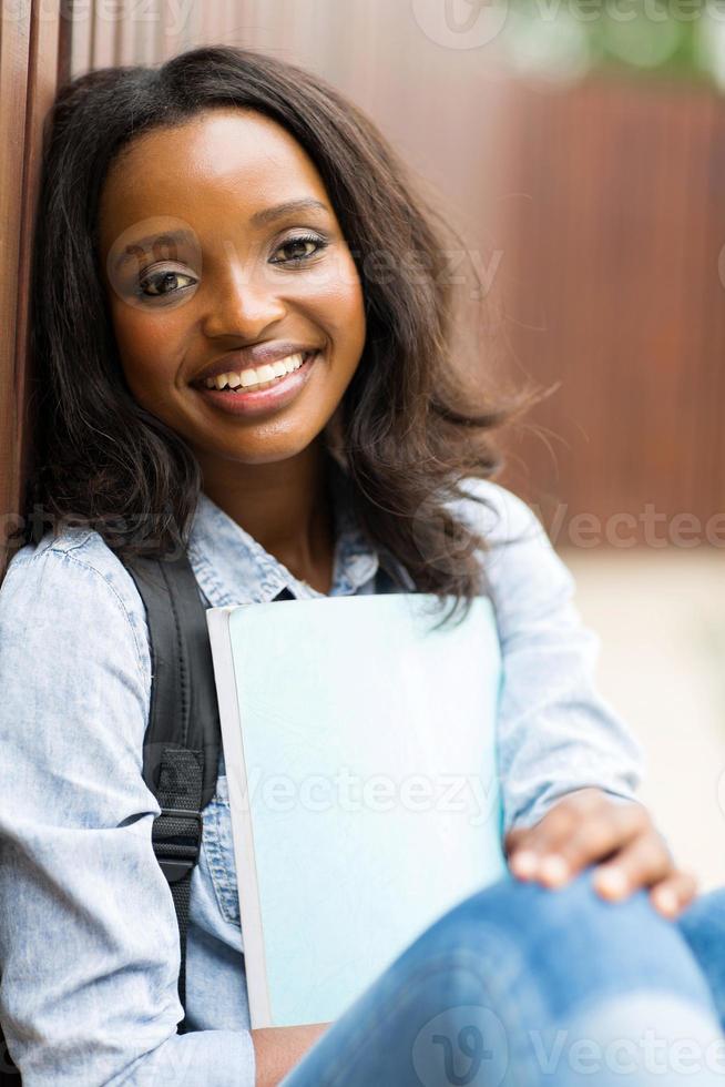 studente di college africano femminile seduto all'aperto foto