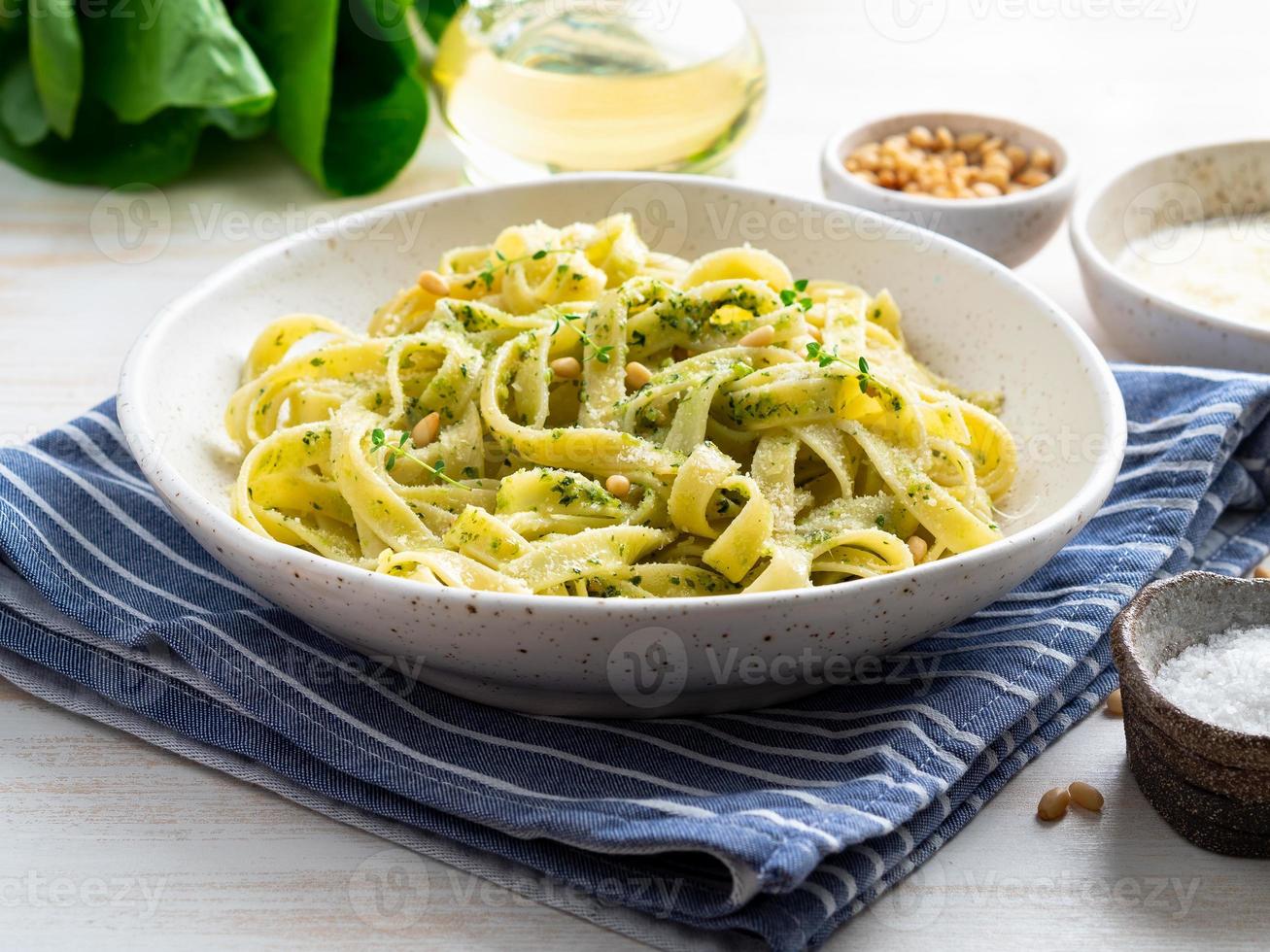 tagliatelle al pesto di basilico, aglio, pinoli, olio d'oliva foto