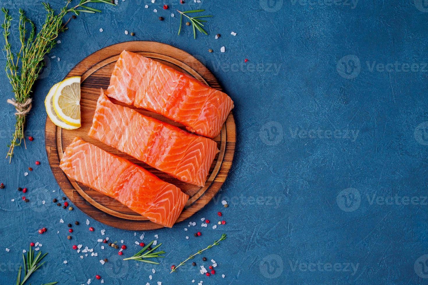 sfondo di cibo, porzioni affettate grandi bistecche di filetto di salmone foto