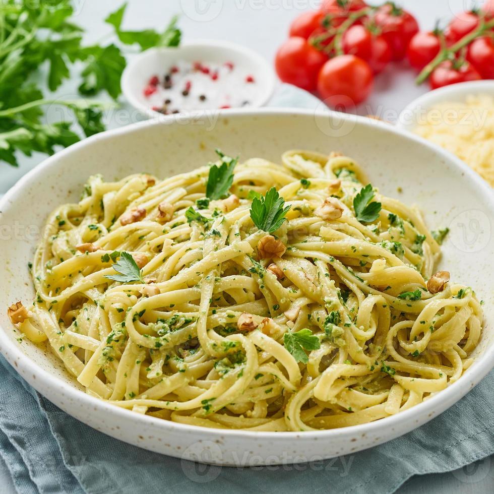 ricetta passo passo pesto, bavette alle noci, prezzemolo foto