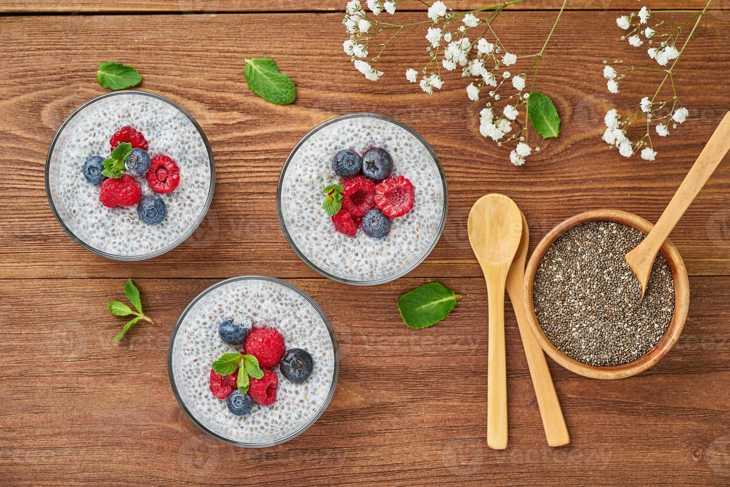 banner con budino di chia in una ciotola con frutti di bosco freschi lamponi, mirtilli. foto