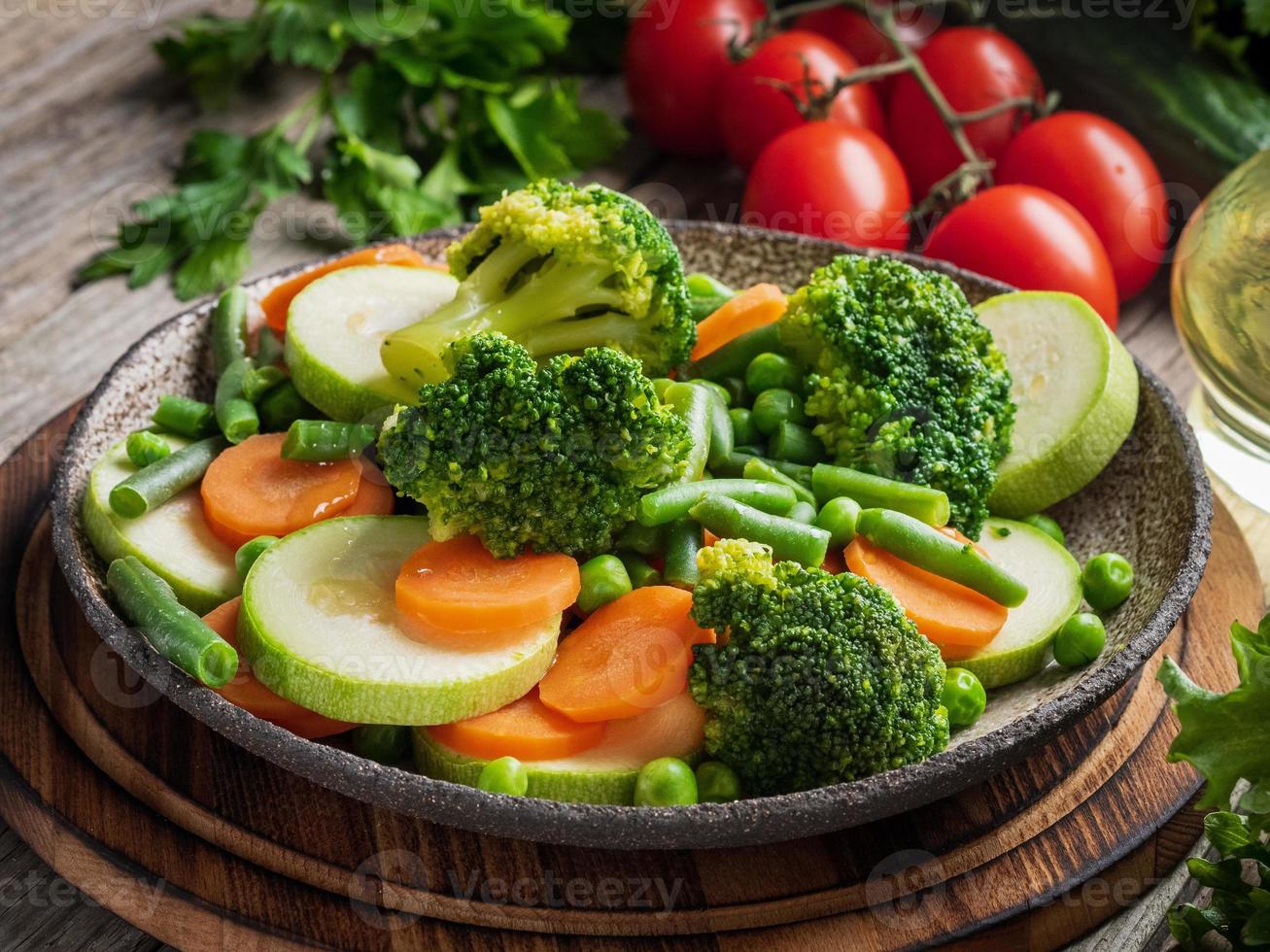 mix di verdure lessate, verdure al vapore per dieta dietetica ipocalorica. broccoli foto