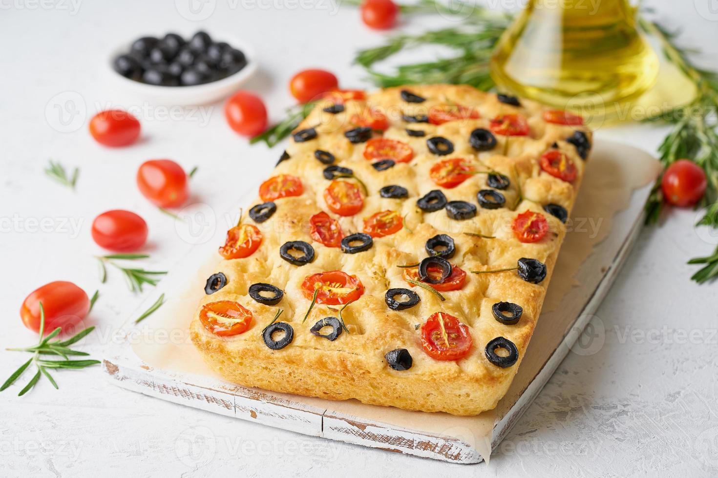 focaccia con pomodorini, olive e rosmarino. focaccia tradizionale italiana foto