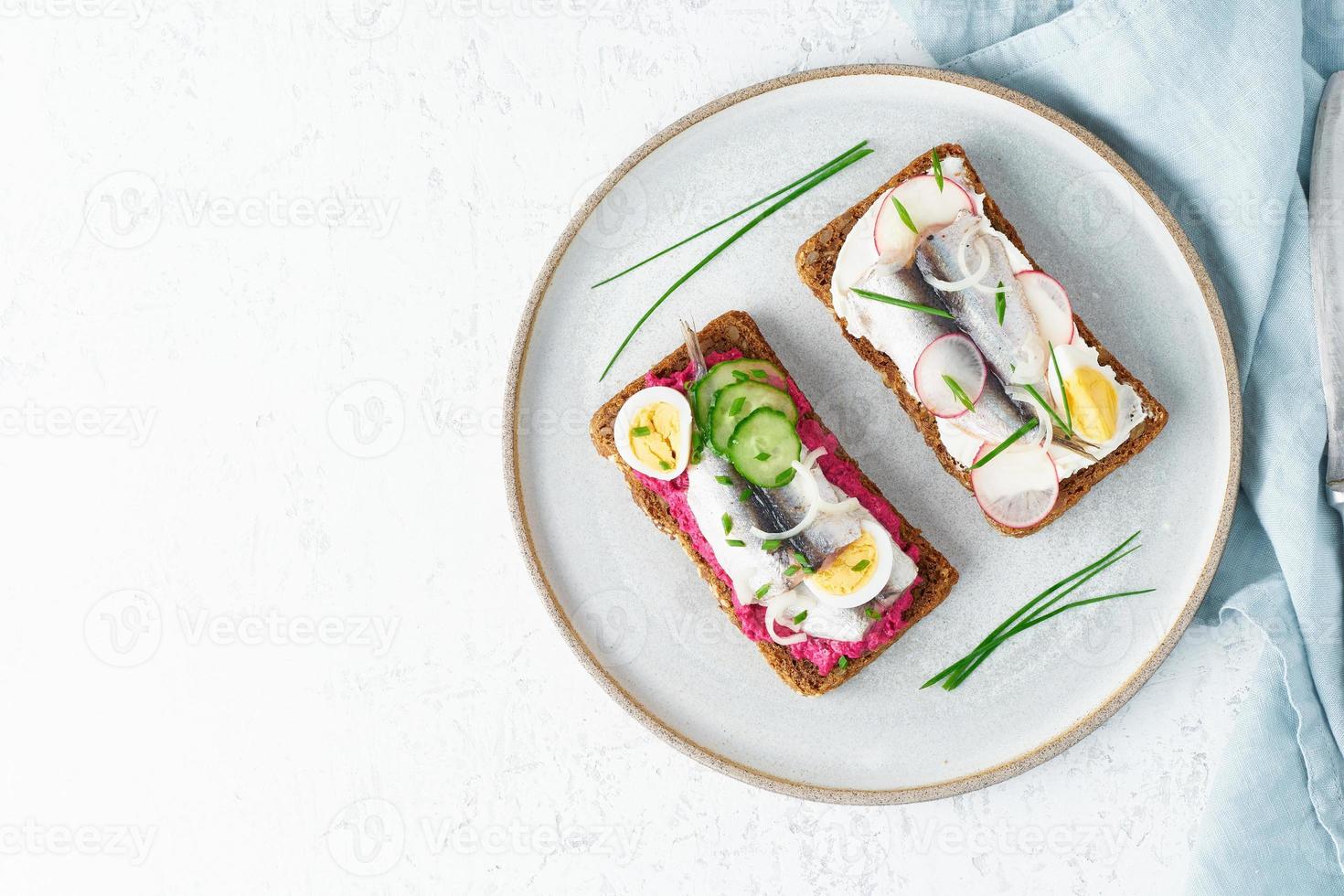 Smorrebrod di pesce salato, set di cinque panini tradizionali danesi. pane nero di segale foto