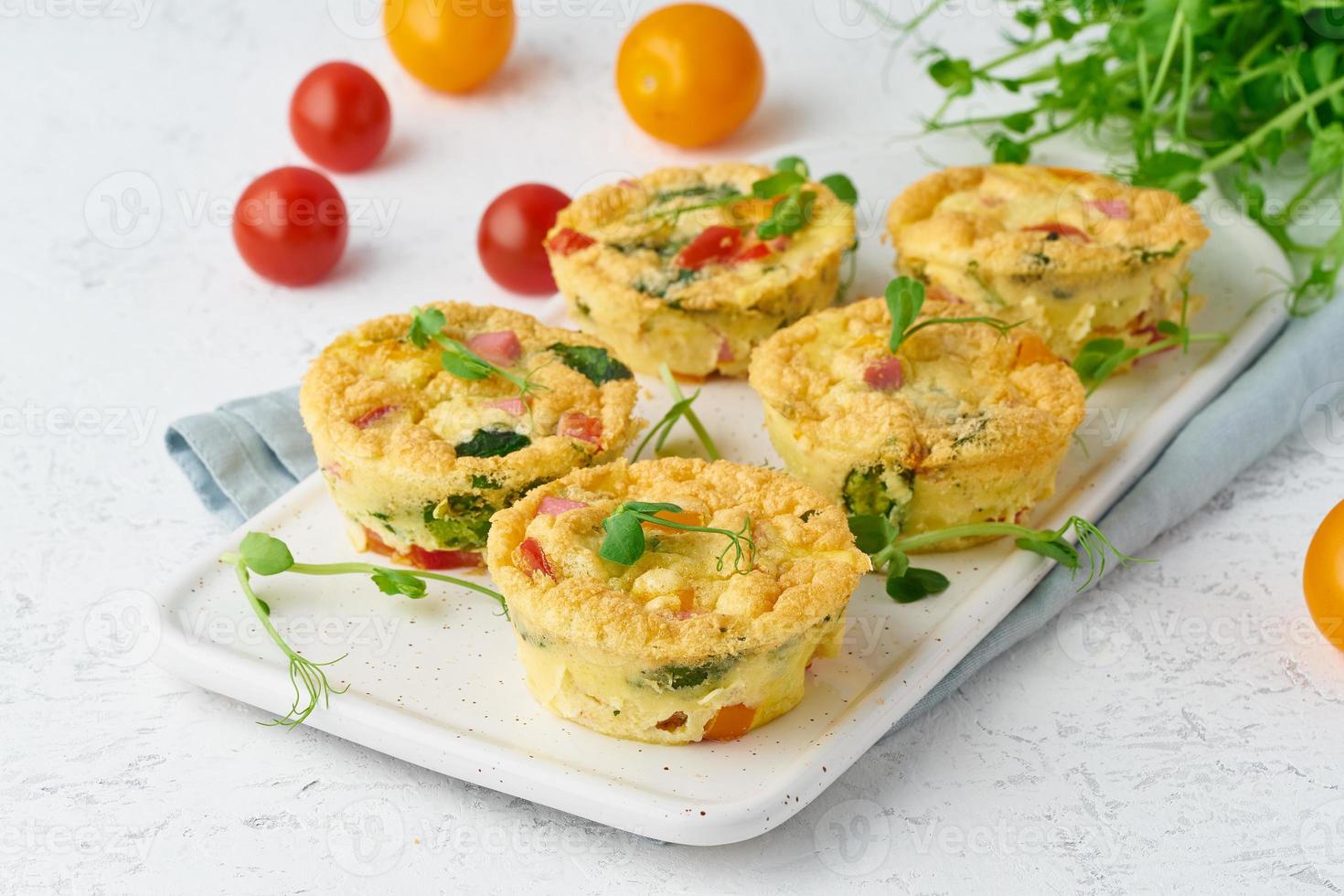 frittata con pomodori e pancetta, uova al forno con spinaci e broccoli, primo piano, cheto, dieta chetogenica foto