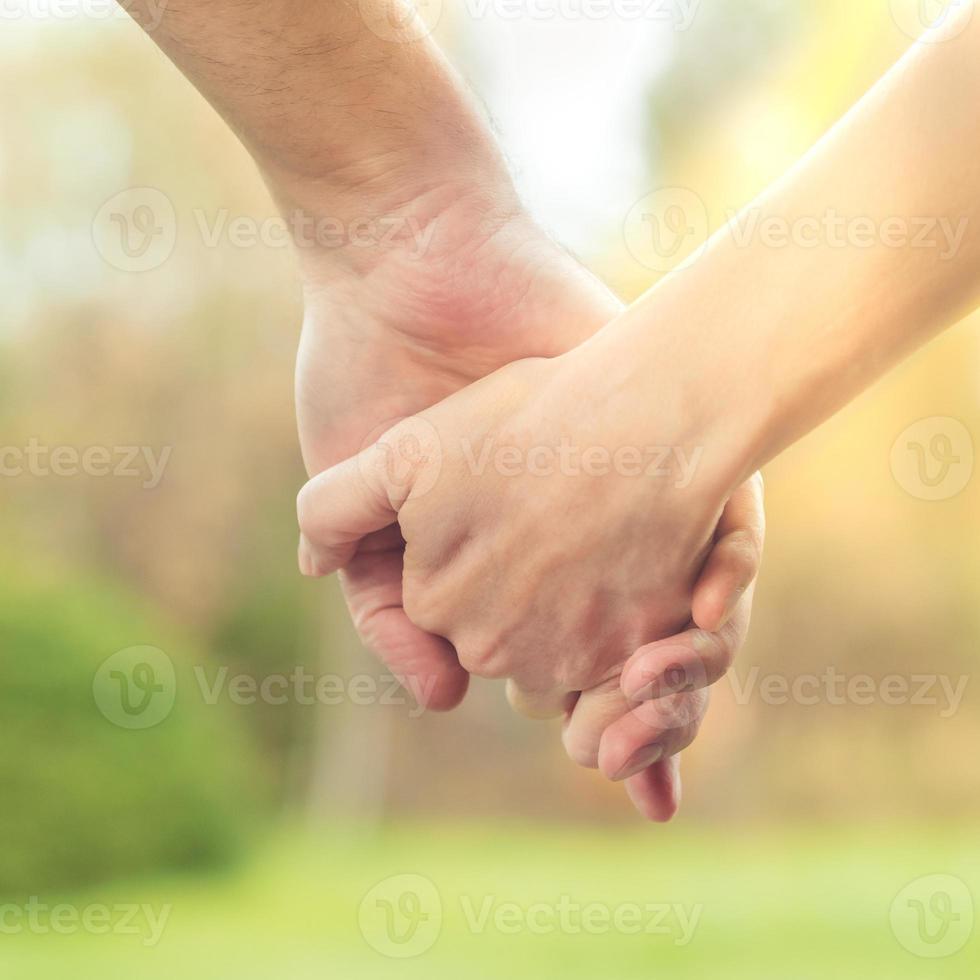 due mani insieme, un uomo e una donna che si tengono per mano. marito e moglie insieme. supporto e comprensione foto
