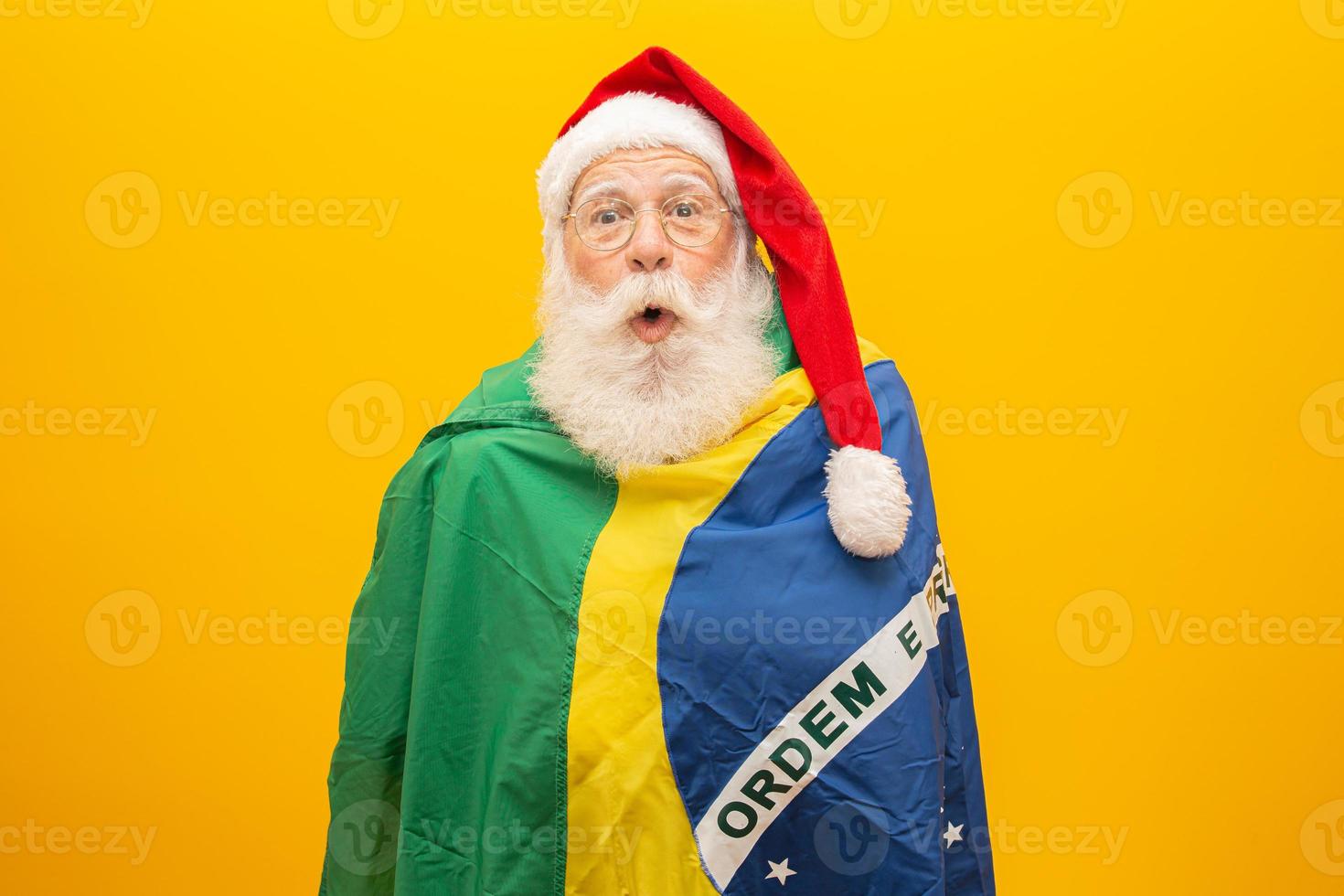 Babbo Natale è un fan del Brasile. tifoso di babbo natale della squadra brasiliana. campionato sportivo. Babbo Natale che tiene la bandiera brasiliana. partita di calcio. foto