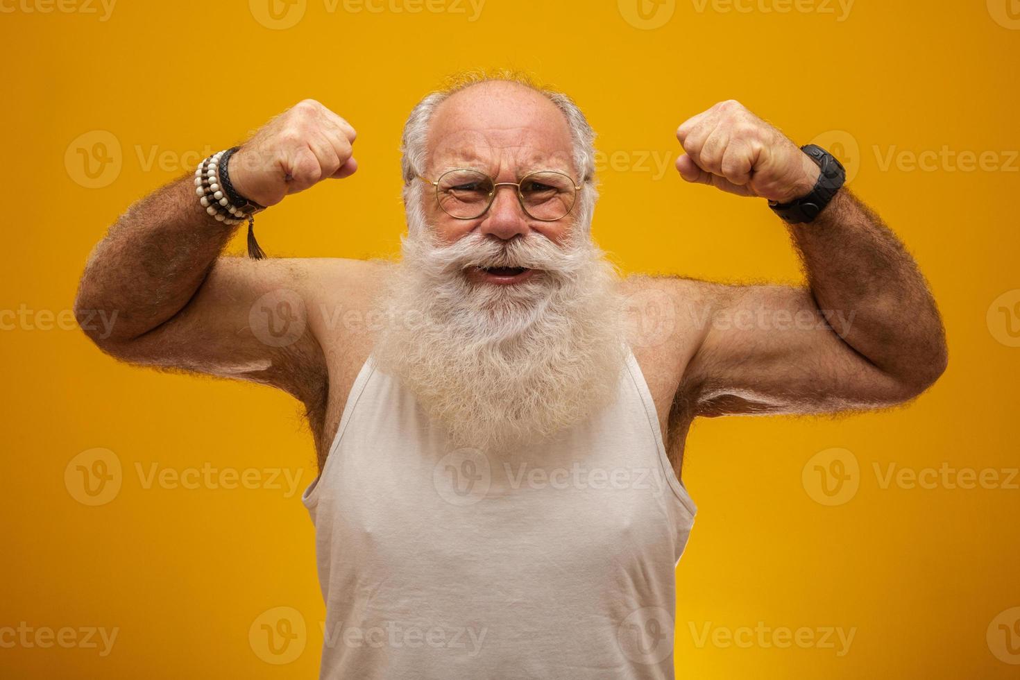 vecchio con una lunga barba bianca esultante o felice. vincitore. vinto alla lotteria. foto